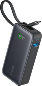 Powerbank compacto Anker Nano A1259 com visor digital mostrando a porcentagem da bateria e o cabo USB-C roxo embutido formando uma alça.