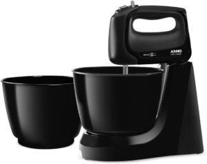 Batedeira Arno Mini Chef preta de uso portátil e pedestal, com tigela grande de plástico resistente.