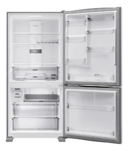 Geladeira Brastemp BRE85 Inverse cor inox, com o freezer na parte de baixo e refrigerador na parte de cima, com porta aberta