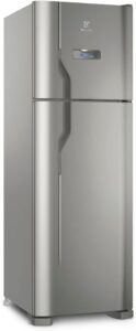 Geladeira Electrolux DFX41 cor inox, duplex, com painel digital azul na porta superior,