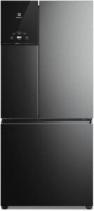 Geladeira Electrolux da linha AutoSense, mostrando o painel digital iluminado e um selo indicando a tecnologia de Inteligência Artificial.