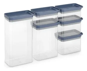 potes organizadores de plástico transparente da Electrolux empilhados, cheios de macarrão, grãos e biscoitos secos.