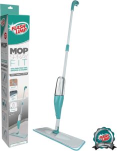 Mop spray verde com gatilho no cabo, reservatório de água acoplado e refil de microfibra plano.