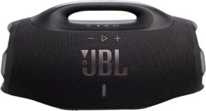 Caixa de som potente JBL Boombox 4 camuflada com alça de metal robusta e design resistente à água.