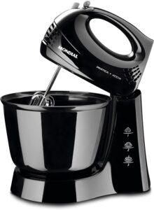 Batedeira portátil Mondial Prática B-44-B preta de design clássico com batedores tradicionais e tigela plástica.