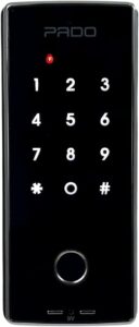 Fechadura digital de embutir Pado FDE-101 RM com acabamento em aço inox, exibindo o leitor de biometria na parte superior.