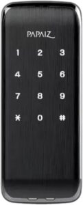 Fechadura digital compacta Papaiz SL 120 preta instalada na porta, com os números do teclado touch screen acesos em branco.