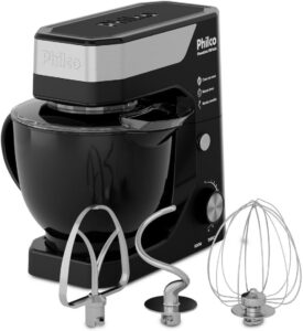 Batedeira planetária potente Philco PBP90A preta com tigela grande de plástico e batedor de massas pesadas acoplado.