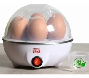 Cozedor de ovos elétrico redondo de cor amarela e branca com tampa transparente, exibindo sete ovos cozidos a vapor em seu interior.