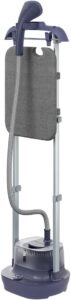 Vaporizador de roupas vertical de pedestal Electrolux Expert EGS20 azul escuro com tábua de passar regulável integrada.