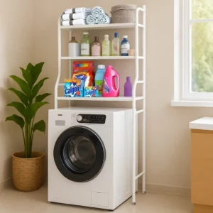 Rack estante de chão em aço branco com prateleiras, posicionado sobre uma máquina de lavar roupas de abertura frontal, organizando cestos e sabão.