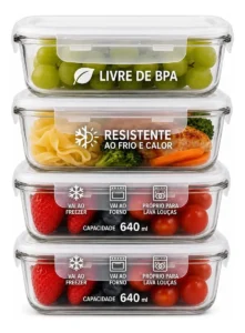 potes herméticos de vidro borossilicato retangulares com tampas de plástico transparente e travas azuis, contendo saladas e legumes frescos.