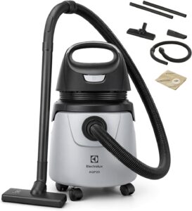 Electrolux A10N1: Aspirador de pó e água Electrolux A10N1 com tubos prolongadores e bocais para piso e frestas.
