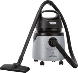 Electrolux A10N1: Aspirador de pó e água Electrolux A10N1 com tubos prolongadores e bocais para piso e frestas.