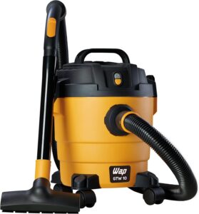 Aspirador de pó e água WAP GTW 10 preto e amarelo, com mangueira, bocal de piso e acessórios de limpeza.
