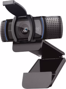 Webcam Logitech C920s com tampa de privacidade aberta sobre a lente, instalada no topo de um monitor.